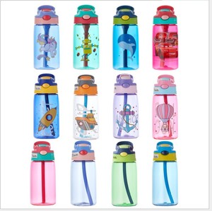 Kunden spezifisches Logo Kinder Cartoon Muster Kawaii Wasser der Flasche Kinder Sport Kunststoff klare Wasser flasche mit Strohhalm