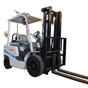 Montacargas TCM 3T Usado de 3 Toneladas a Gas GLP con Desplazador Lateral Hidráulico, Neumáticos Sólidos y Mástil de Dos Etapas - Product Image 1