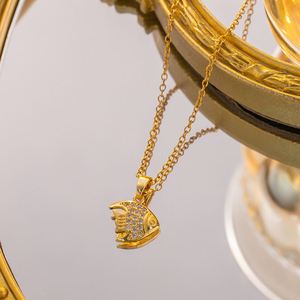 Collier pendentif géométrique tendance en zircon plaqué or en acier inoxydable pour femme, série Océan, avec breloque poisson - Product Image 4