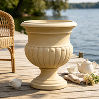 Urne de jardin classique à piédestal cannelé en résine, faite et peinte à la main, beige, texture pierre, style vintage romain, pour patio, véranda, extérieur