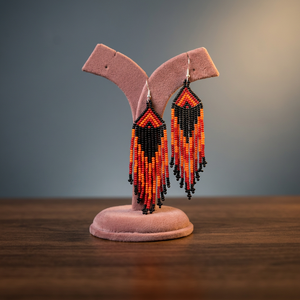 Pendientes de Flecos con Cuentas Miyuki Delica Hechos a Mano en Negro, Naranja Fuego y Rojo Carmesí, con Patrón Tribal de Chevron y Llamas, Estilo Boho - Product Image 6