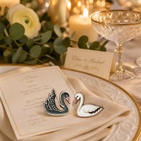 Broche en métal cygne blanc et noir au design personnalisé Émail doux et dur fait à la main Épingles ou vêtements décoratifs