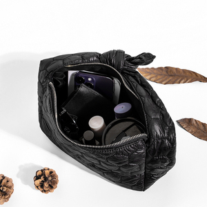 Bolso de Mano Acolchado para Mujer en Nailon Negro Cartera Ligera con Cierre para Dama Elegante Bolso de Hombro con Patrón Hexagonal - Product Image 3