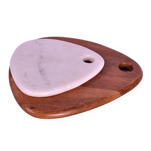Planche à découper en bois et marbre, cuisine brillante - Product Image 1