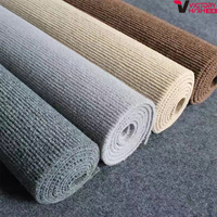 Tapis commercial en rouleau de tapis non tissé à bas prix pour banquet 100% polyester tapis rouge auto-adhésif pour événements mariages