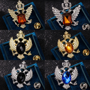 Broche de corbata para hombre estilo retro caballero, diseño de corona King's Trail con diamantes de imitación, chapado en plata, aleación de zinc, cristal esmaltado - Product Image 1