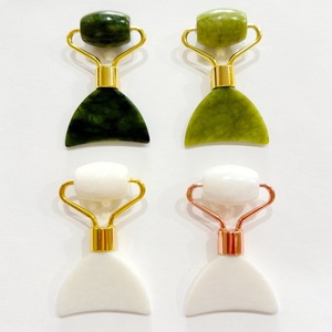Pierre précieuse naturelle Xiuyan de couleur verte, petit outil Gua Sha 2 en 1 avec rouleau de jade - Product Image 3