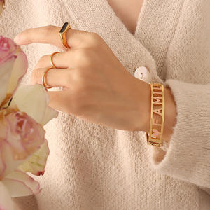 Pulsera de Acero Inoxidable Chapada en Oro con Diseño Elegante de Letras Familiares Rosadas, Estilo Coreano, Juvenil y Combinable con Todo - Product Image 3