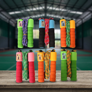 Corde à sauter réglable avec compteur numérique et poignées en mousse pour l'entraînement physique des enfants et la gym - Product Image 4