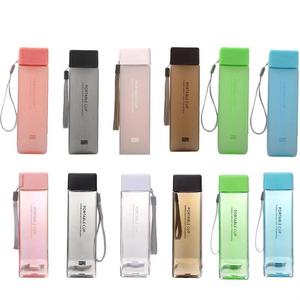 Venta al por mayor de botellas de plástico deportivas para viajes acuáticos cuadradas reutilizables respetuosas con el medio ambiente con cuerda botella personalizada - Product Image 2