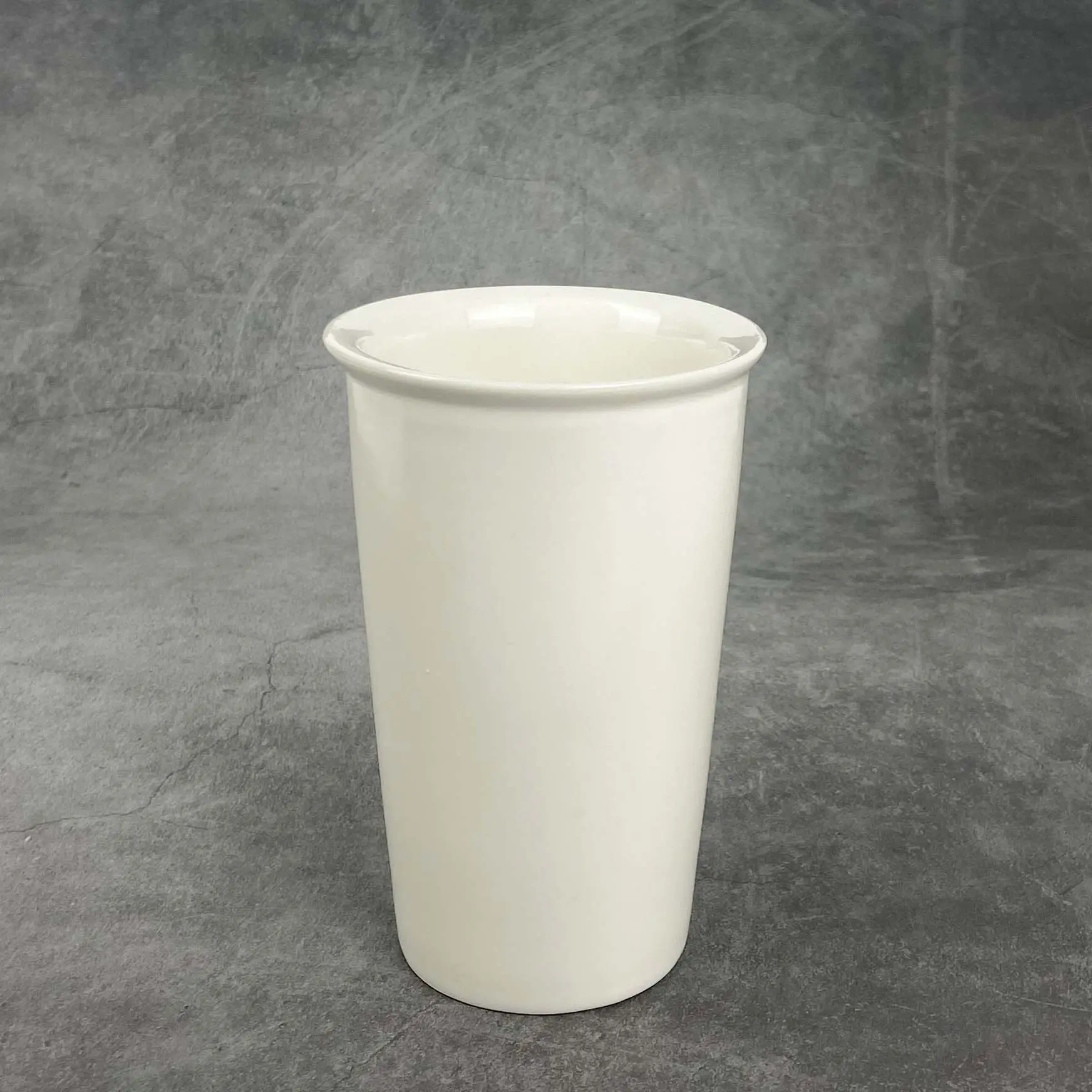 Tasse de voyage à double paroi en porcelaine de 11oz avec couvercle en silicone, blanc brillant à l'intérieur et blanc mat à l'extérieur