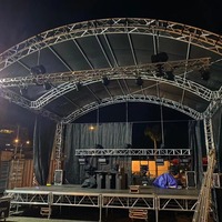 Plateforme de scène modulaire en aluminium portable avec pieds réglables en hauteur, surface antidérapante, système robuste