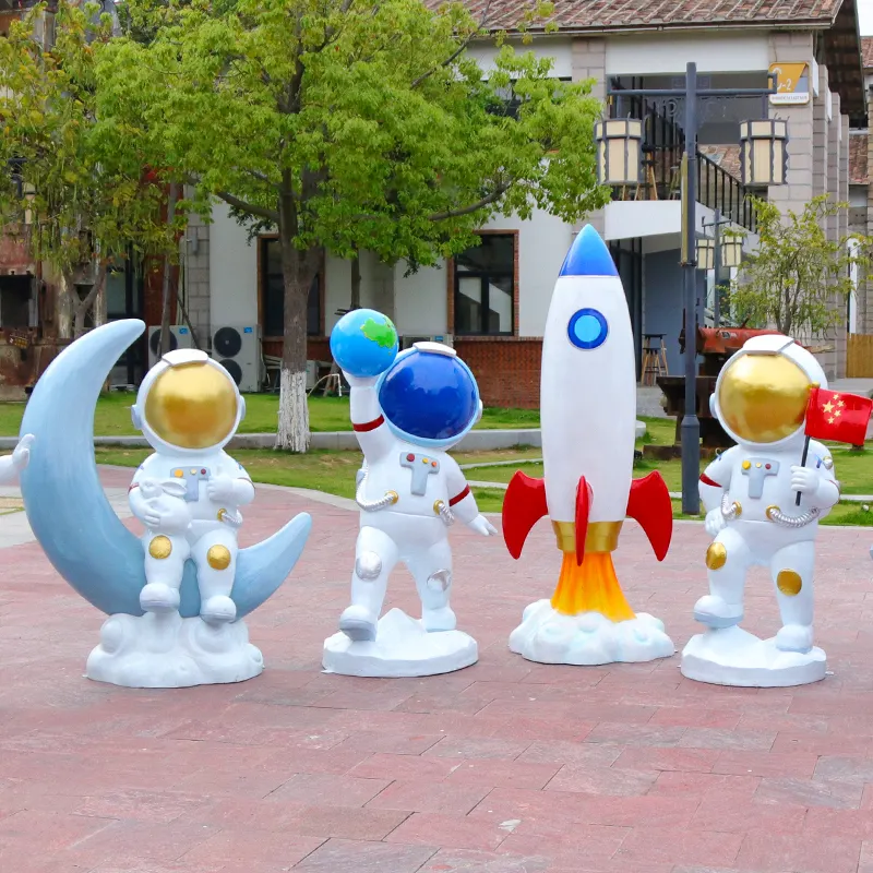 Decorazione commerciale tetto appeso in fibra di vetro astronauta scultura rocket spaceman statue in vendita