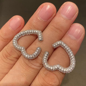 Orecchini pendenti da donna a cuore aperto con pavé completo di zirconi, gioielli alla moda - Product Image 1
