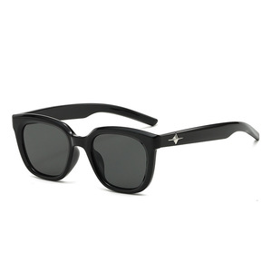 Gafas de Sol Cuadradas G5-6246 con Marco Negro, Lentes AC, Protección UV400, Estilo Urbano Unisex - Product Image 5
