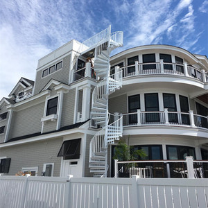 Escalier en colimaçon incurvé au design moderne avec balustrade en verre et acier, marches en chêne américain, marches en verre stratifié pour villas - Product Image 4