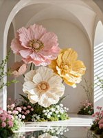 Installation florale artisanale à grande échelle en papier de pavot pour merchandising visuel commercial, décoration de mariage et aménagement de vitrine