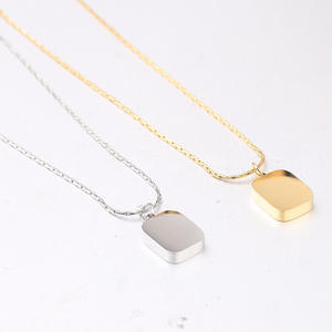 Collier pendentif carré en acier inoxydable avec logo gravé au laser personnalisé, finition miroir, pour femmes et hommes - Product Image 1
