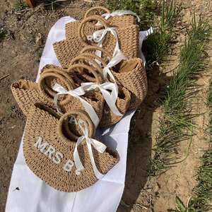 حقيبة يد منسوجة مصنوعة يدويًا من القش مع تطريز مخصص بحروف من اللؤلؤ من mnl - Product Image 4