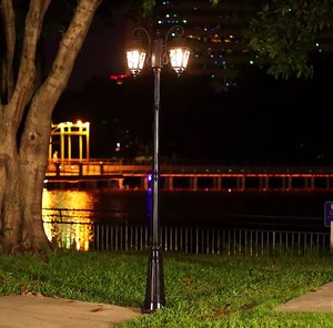 โคมไฟสวนดับเบิ้ลไพน์ 2.7 เมตร สีดำ อลูมิเนียมอัลลอยด์ ไฟ LED พลังงานแสงอาทิตย์ สำหรับภายนอกอาคาร กันน้ำ IP66 แสงวอร์มไวท์ 3500K รับประกัน 10 ปี - Product Image 6