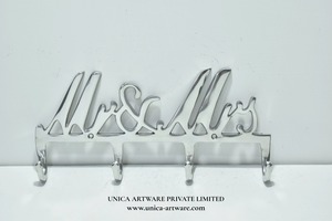 Porte-clés mural décoratif élégant en aluminium pour Monsieur et Madame, idéal pour l'organisation et le rangement domestique - En vente par l'exportateur indien - Product Image 4