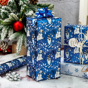 Rollo de Papel de Regalo Navideño Reversible de 17 Pulgadas x 33 Pies, Dorado Metálico con Diseño de Gnomos y Muñecos de Nieve con Copos de Nieve Azules - Product Image 1