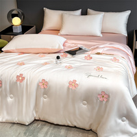 Couette d'été rafraîchissante brodée à motifs floraux 100 % polyester personnalisable légère et respirante pour un sommeil profond