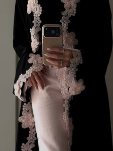 <span class=keywords><strong>Abaya</strong></span> Nera Personalizzata Hafizah per Donne, con Applicazioni Floreali 3D e Ricami Rosa, Kimono Aperto Modesto, Vestito Lungo Islamico di Lusso Stile Dubai - Product Image 5