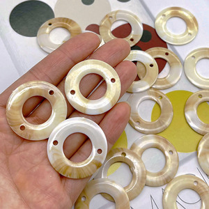 Anneau bicolore imitation coquillage 32 mm en ABS avec perles dispersées pour la création de chaînes de téléphone, porte-clés, pendentifs et ornements DIY - Product Image 1