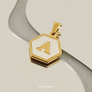 Colgante con Inicial en Forma de Panal de Abeja |   Colgante de Letra del Alfabeto Hexagonal de Concha Natural, Chapado en Oro PVD de 18K, Acero Inoxidable, para Fabricación de Joyería - Product Image 5