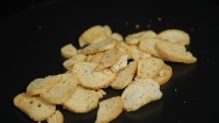 Galletas crujientes de bagel con sabor a chia y trigo integral salado, certificadas Halal, marca privada, bajas en calorías, 24g, listas para comer, en bolsa.