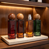 Vente en gros de flacons de parfum en verre transparent carrés colorés de 30 ml et 50 ml avec pulvérisateur à sertir et bouchon à bille
