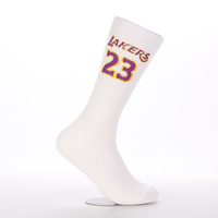 Chaussettes de sport mi-mollet blanches personnalisées, avec motifs tricotés chiffres et lettres, possibilité d'ajouter un logo, texte et couleurs personnalisés pour les tenues d'équipe