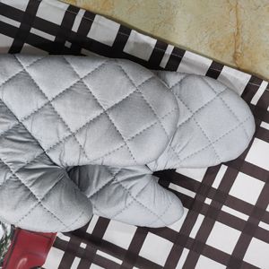 ถุงมือกันความร้อนสำหรับไมโครเวฟแบบ<span class=keywords><strong>ใช้</strong></span>ซ้ำ<span class=keywords><strong>ได้</strong></span> ผลิตจากผ้าฝ้ายสองชั้น คุณภาพระดับมืออาชีพ สำหรับการอบในครัวและการใช้งานกับอาหารอย่างปลอดภัย - Product Image 5