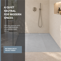 Receveur de douche rectangulaire gris clair en BMC avec drain linéaire dissimulé, texture pierre naturelle et surface antidérapante DIN 51097 Classe C