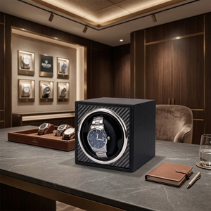 <span class=keywords><strong>Remontoir</strong></span> de <span class=keywords><strong>montre</strong></span> individuel économique à motif fibre de carbone avec étui en similicuir et coussin en mousse à mémoire de forme pour montres de luxe, certifié WCA - Product Image 6