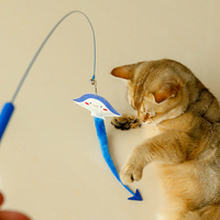 Jouet interactif pour chat en forme de poisson-diable mignon en acier inoxydable avec plumes et peluche, vente en gros