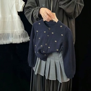 Set Elegante in Stile Coreano per Ragazze: Cardigan Lavorato a Maglia e Gonna Plissettata con Ricamo a Fiocco, Novità <span class=keywords><strong>Primavera</strong></span> 2026 - Product Image 2