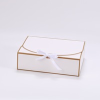 Boîte cadeau rigide de luxe en feuille d'or avec fermeture magnétique, imprimée quadricolore, nœud en satin, insert en mousse divisé pour chocolats, biscuits et pâtisseries