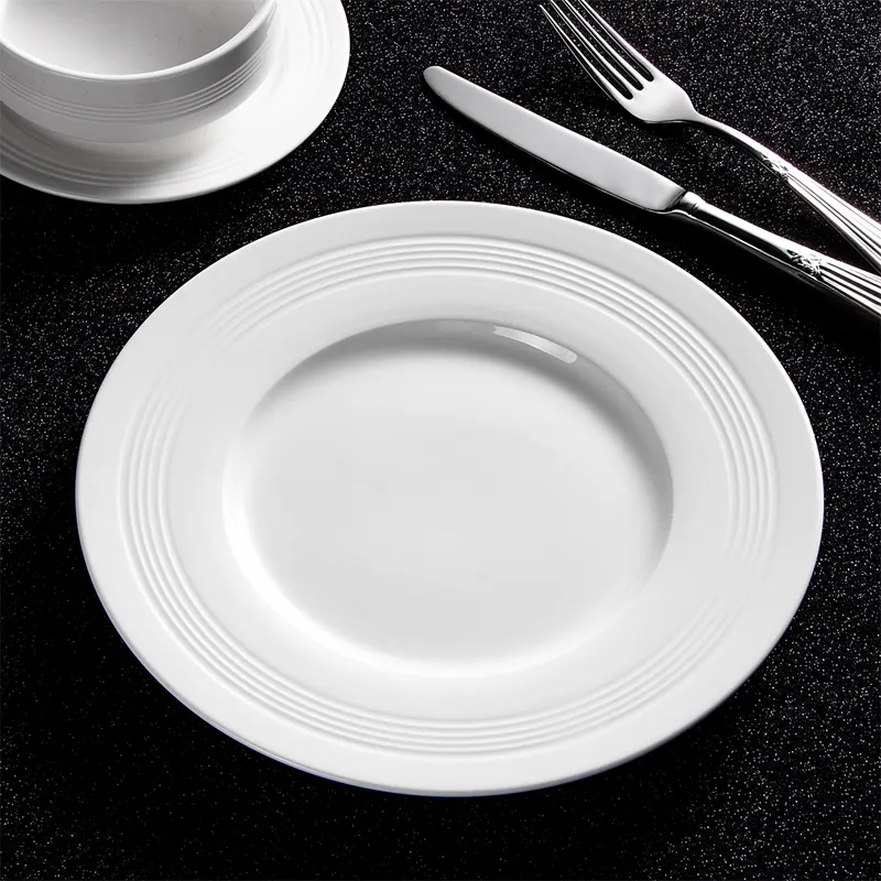 Conjunto de pratos e tigelas de cerâmica branca clássica para jantar, conjunto de pratos de jantar em porcelana com borda em relevo para hotel e restaurante
