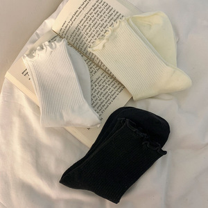 Calcetines de mujer de color sólido con ribete de volantes, calcetines transpirables hasta la pantorrilla para jóvenes a la moda. - Product Image 3