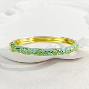 Pulsera de dijes apilables vintage para mujer, estilo Palacio, chapada en oro, de latón, con pétalos de esmalte líquido de color fresco y dulce - Product Image 6