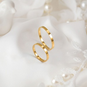 Anello a fascia semplice da donna, in oro 18K, sottile, classico, impilabile, da 2 mm, vestibilità comoda, misure dalla 4 alla 10 - Product Image 2