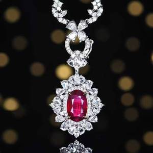 Pendentif SGARIT en or 18 carats massif avec rubis naturel non chauffé couleur sang de pigeon de 2,14 ct et 65 diamants d'accompagnement, bijou de luxe, pendentif raffiné. - Product Image 1