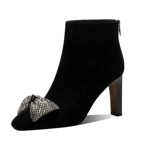 Bottines d'hiver en <span class=keywords><strong>daim</strong></span> <span class=keywords><strong>noir</strong></span> pour femmes avec nœud en strass élégant bout carré talon haut Zip confort OEM/ODM bottes de mode personnalisées - Product Image 3