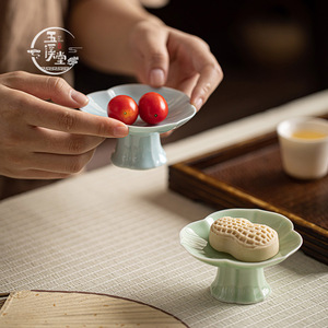 Mini-assiettes en porcelaine sur pied, forme fleur, petites coupelles à thé et à collation, plats de service pour fêtes, style simple - Product Image 3