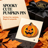 Citrouille souriante d'Halloween en émail électroplaqué, style imitation antique, avec tige verte bouclée et accents étoilés, en métal pour l'automne