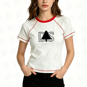 เสื้อยืดครอปแขนแร็กแลนทรงเข้ารูปผ้าคอตตอนผสมสแปนเด็กซ์สำหรับผู้หญิง พิมพ์ลายสกรีนตามสั่ง ขายส่ง พร้อมตะเข็บตัดกันแฟชั่น - Product Image 4