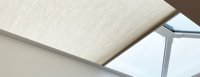 Cortinas Panal de Abeja Motorizadas Modernas Persianas Eléctricas Opacas Blackout con Patrón Horizontal de Tela para Techo y Tragaluz