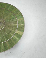 Table basse artisanale ronde en bois minimaliste avec base en métal vert pour meubles de salon et décoration artistique